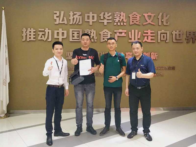 棒棒鸡传奇代理商签约现场.jpg